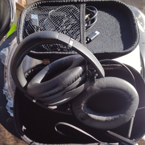 SRHYTHM&MEE Black Over-Ear Headphones with Case NWOT